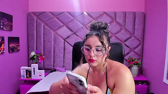 Snapshot of celeste_blue69 chatting on September 20, 3:40 am celeste blue69 online show from September 20, 3:40 am