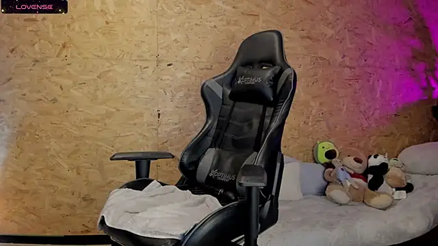 Snapshot of Biancastrongg chatting on February 22, 6:17 am Biancastrongg online show from February 22, 6:17 am