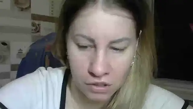 Snapshot of TherestlessKitty chatting on February 6, 10:24 pm TherestlessKitty online show from February 6, 10:24 pm