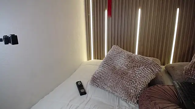 Snapshot of Tayzon_Foxxx chatting on March 12, 8:26 pm Tayzon Foxxx online show from March 12, 8:26 pm