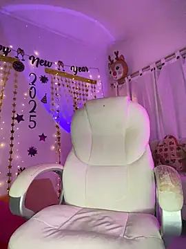 AlisonHoot69 online show from January 1, 7:30 am