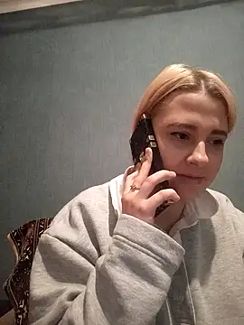 Snapshot of Gussie_Bridie chatting on December 4, 5:00 pm Gussie Bridie online show from December 4, 5:00 pm