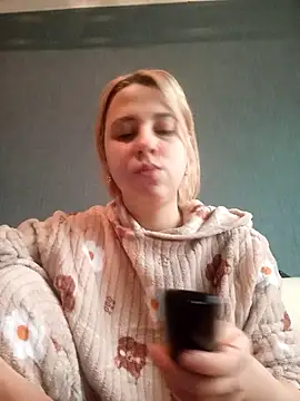 Snapshot of Gussie_Bridie chatting on March 3, 6:37 am Gussie Bridie online show from March 3, 6:37 am