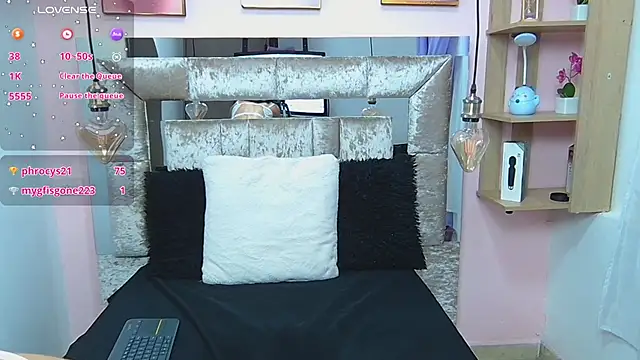 Snapshot of Vaioletcooper chatting on February 12, 7:24 pm Vaioletcooper online show from February 12, 7:24 pm