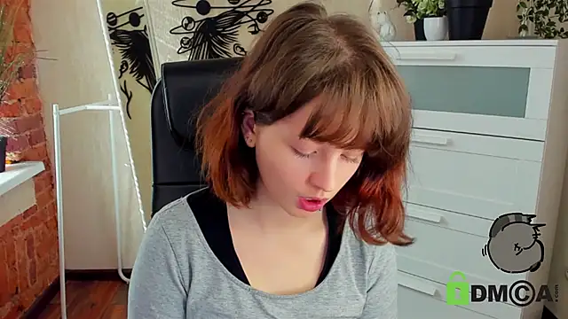 Snapshot of Alina_Mills chatting on October 7, 9:28 am Alina Mills online show from October 7, 9:28 am