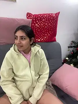 Snapshot of cloe_small chatting on December 29, 6:14 am cloe small online show from December 29, 6:14 am