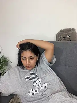 Snapshot of cloe_small chatting on February 22, 5:23 am cloe small online show from February 22, 5:23 am