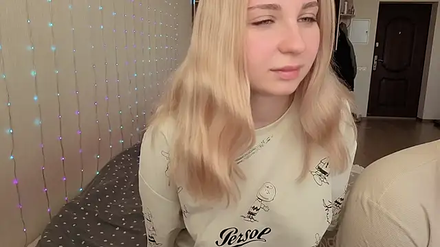 Snapshot of llolilove chatting on April 5, 10:12 am llolilove online show from April 5, 10:12 am