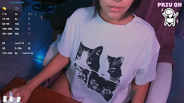Snapshot of AllisonCatUwU chatting on December 11, 8:18 pm AllisonCatUwU online show from December 11, 8:18 pm