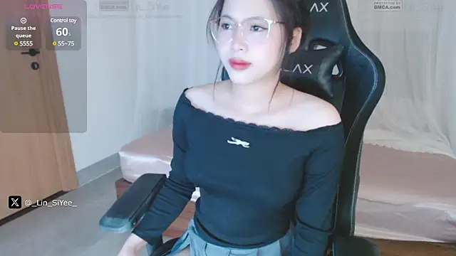 Snapshot of Lin_SiYee chatting on February 15, 1:21 am Lin SiYee online show from February 15, 1:21 am