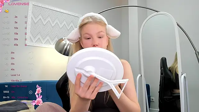 Snapshot of Sarra_Cooper chatting on December 5, 1:03 am Sarra Cooper online show from December 5, 1:03 am