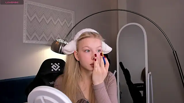 Snapshot of Sarra_Cooper chatting on December 10, 1:43 am Sarra Cooper online show from December 10, 1:43 am