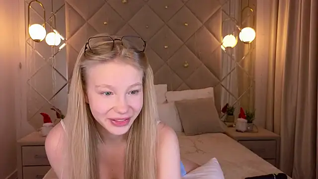 Snapshot of Sarra_Cooper chatting on December 27, 4:15 am Sarra Cooper online show from December 27, 4:15 am