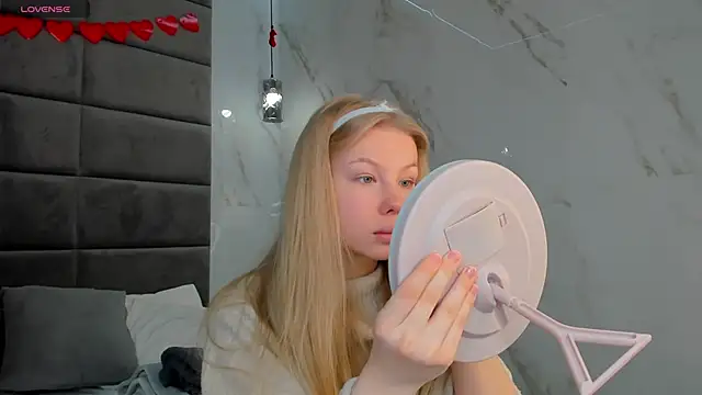 Snapshot of Sarra_Cooper chatting on March 5, 1:10 am Sarra Cooper online show from March 5, 1:10 am