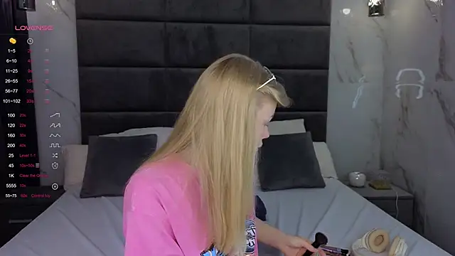 Snapshot of Sarra_Cooper chatting on March 12, 1:14 am Sarra Cooper online show from March 12, 1:14 am