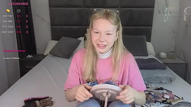 Snapshot of Sarra_Cooper chatting on March 15, 1:08 am Sarra Cooper online show from March 15, 1:08 am