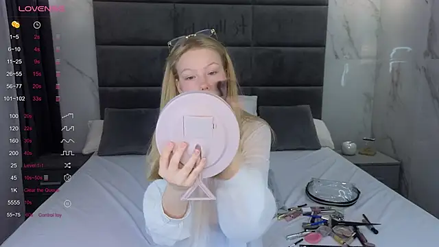 Snapshot of Sarra_Cooper chatting on March 17, 1:24 am Sarra Cooper online show from March 17, 1:24 am