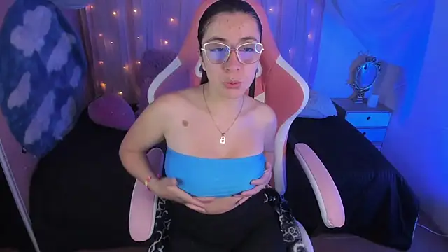 Snapshot of Fernanda__ chatting on February 1, 6:10 am Fernanda   online show from February 1, 6:10 am