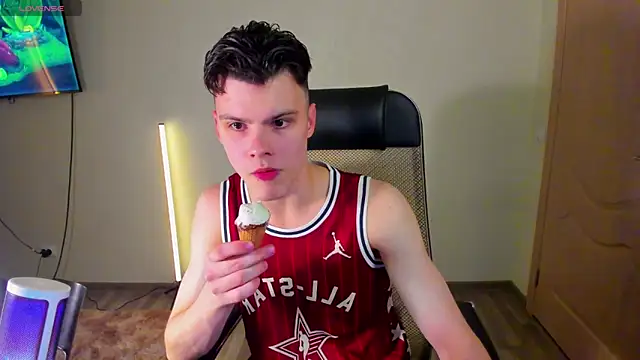 Snapshot of Aiden_Sensual chatting on October 7, 8:39 pm Aiden Sensual online show from October 7, 8:39 pm
