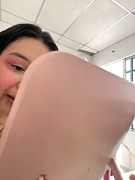 Pretty Isadora online show from February 4, 5:34 pm