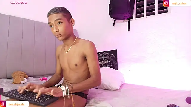 Snapshot of alejo_cute chatting on February 6, 4:21 am alejo cute online show from February 6, 4:21 am