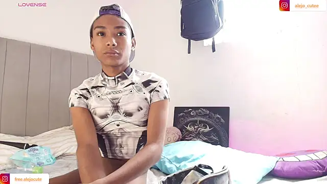 Snapshot of alejo_cute chatting on February 15, 3:39 pm alejo cute online show from February 15, 3:39 pm