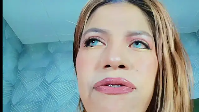 CurvyJulieth online show from May 7, 10:48 pm