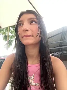 Snapshot of loly-yandere chatting on December 18, 8:25 pm loly-yandere online show from December 18, 8:25 pm