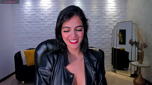 VictoriaMilan  online show from December 6, 8:29 pm
