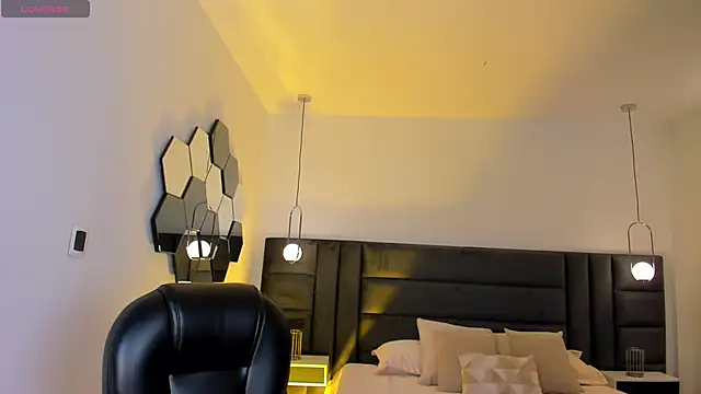 VictoriaMilan  online show from December 12, 7:37 pm
