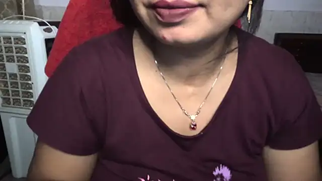 Snapshot of Gulaboo_bhabi chatting on May 12, 11:35 pm Gulaboo bhabi online show from May 12, 11:35 pm