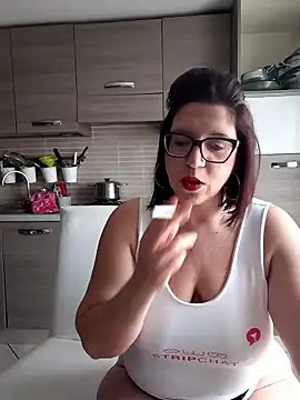 Snapshot of carolyne2023 chatting on January 18, 9:02 am carolyne2023 online show from January 18, 9:02 am