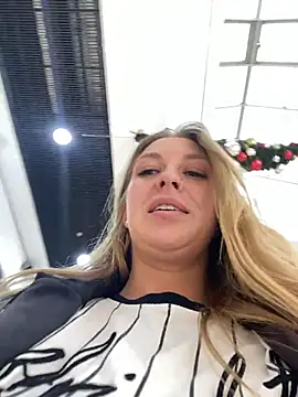 Snapshot of Sweet___Emily chatting on November 9, 12:47 pm Sweet Emily online show from November 9, 12:47 pm