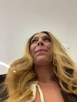 Snapshot of Sweet___Emily chatting on February 15, 3:20 pm Sweet Emily online show from February 15, 3:20 pm