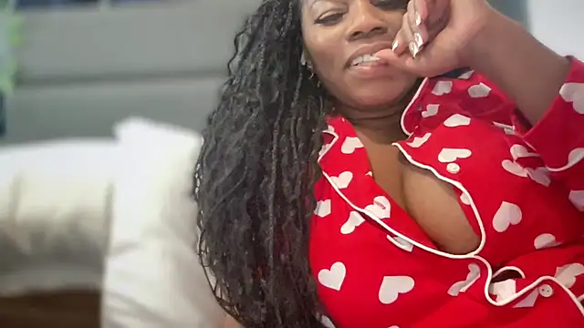 Snapshot of selena42 chatting on February 10, 4:05 am selena42 online show from February 10, 4:05 am