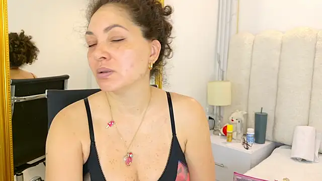 Juliabadlee online show from November 24, 8:41 pm