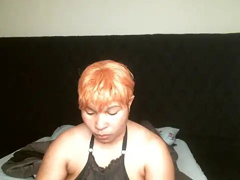 Snapshot of R-thequeen chatting on October 3, 7:05 am R-thequeen online show from October 3, 7:05 am