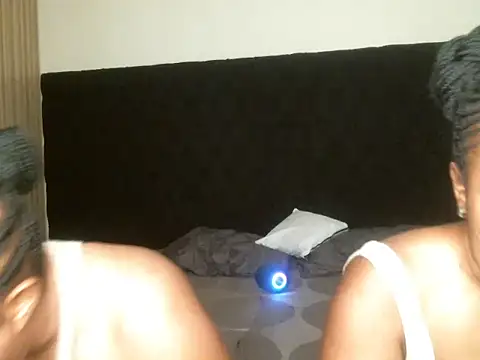 Snapshot of R-thequeen chatting on November 15, 8:55 am R-thequeen online show from November 15, 8:55 am