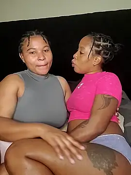 Snapshot of R-thequeen chatting on November 27, 12:29 pm R-thequeen online show from November 27, 12:29 pm