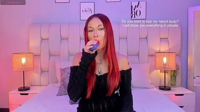 Snapshot of SkinnyFoxy chatting on April 4, 8:50 pm SkinnyFoxy online show from April 4, 8:50 pm