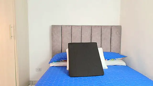 karina lewis  online show from January 13, 3:23 am