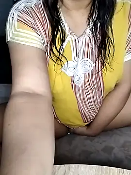 Snapshot of MarochienneAnissa chatting on April 3, 7:28 am MarochienneAnissa online show from April 3, 7:28 am