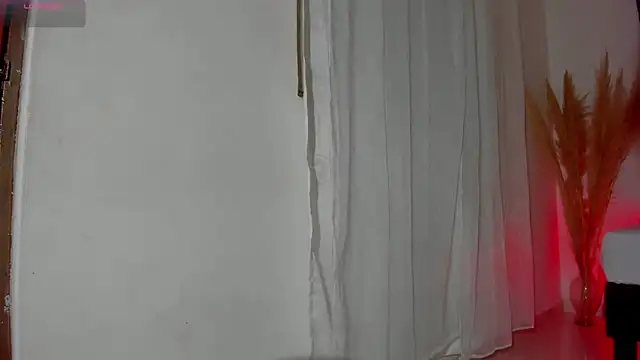 Snapshot of Scarlett_811 chatting on December 20, 8:16 pm Scarlett 811 online show from December 20, 8:16 pm