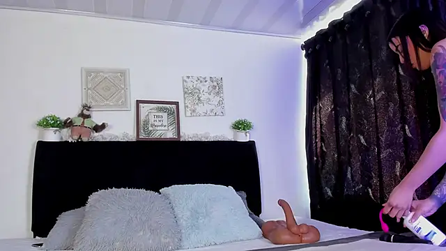 aihnoa split online show from February 19, 12:44 pm