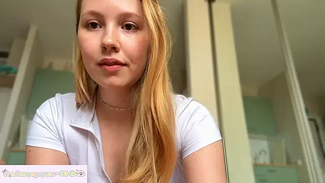 HoneyAudrey online show from May 18, 3:35 am