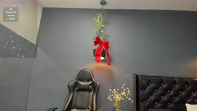 Hannah Miller   online show from December 14, 11:18 am