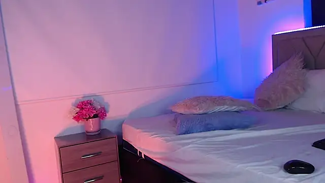 UniversitygirlQS online show from December 4, 1:25 am