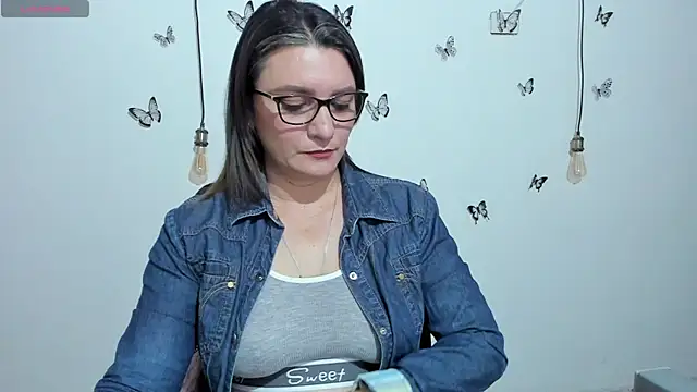 Amie Adams82  online show from November 11, 3:23 pm