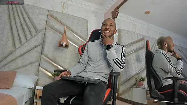 Snapshot of JamesParck chatting on February 7, 12:17 pm JamesParck online show from February 7, 12:17 pm