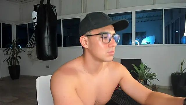 Snapshot of owengray2n chatting on December 9, 3:40 am owengray2n online show from December 9, 3:40 am